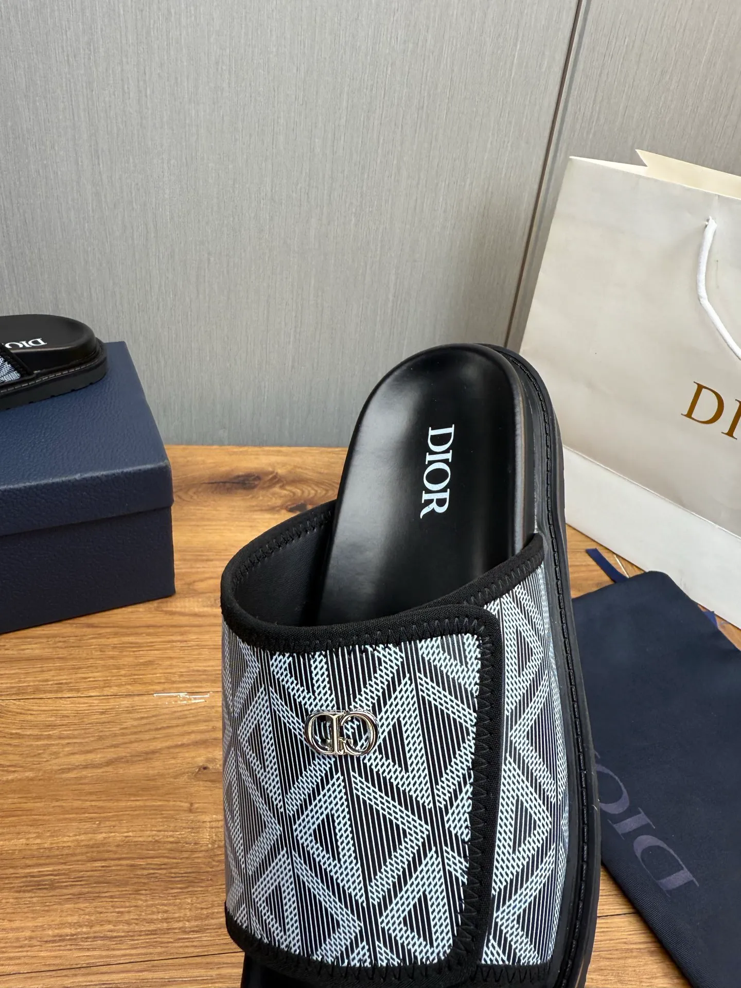 Men's shoes 💰320💰 Dior. Popular slippers hot sale 🔥 Available all year round ✅ Original original material 🩴 SIZE: 38-46 (45.46 non-refundable)